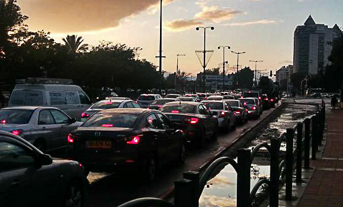 כבישים עם נתיב אחד, תחבורה ציבורית לא מספקת וצפיפות. פרנסה? זה עניין אחר (צילום: דני בלר)